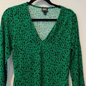INC International Concepts Emerald Leopard Print Long Sleeve, v-neck top.
Sz M